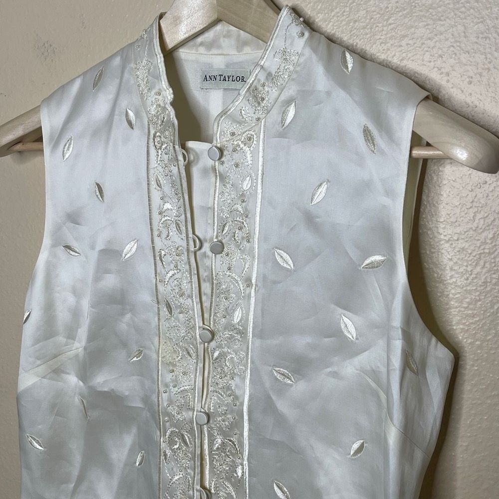 vintage embroidered 100% silk top - Picture 2 of 9